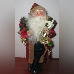 Byers Choice 2006 Crimson Santa.  Neat Santa with wreath, gift cone